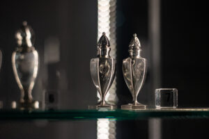 Wystawa "Srebro i sól. Solniczki z Muzeum Żup Krakowskich Wieliczka". Fot. Grzegorz Lipiec/MZS